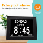 Grote digitale klok met een 800x600 scherm, toont de tijd, dag en datum in duidelijke, gemakkelijk leesbare teks