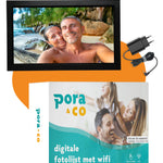 Pora&Co digitale fotolijst met Wi-Fi, toont een strandfoto van een koppel, inclusief een stroomadapter en productdoos.