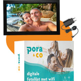 Pora&Co digitale fotolijst met Wi-Fi, toont een strandfoto van een koppel, inclusief een stroomadapter en productdoos.