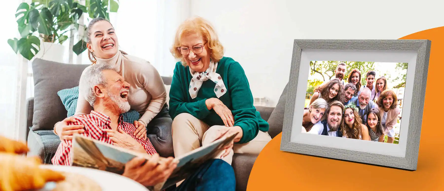 Familie kijkt naar fotoalbum.