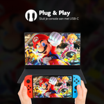 Plug & Play gaming-monitor verbonden met een console via USB-C, toont Mario Kart-gameplay.