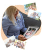 Vrouw bekijkt foto's op haar digitale fotolijst van Pora & Co